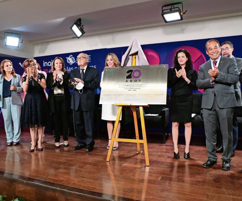 Especialistas, integrantes del Grupo Oaxaca y comisionados del Inai develaron una placa por los 20 años de la creación de la Ley Federal de Transparencia. Foto: Juan Boites EL UNIVERSAL