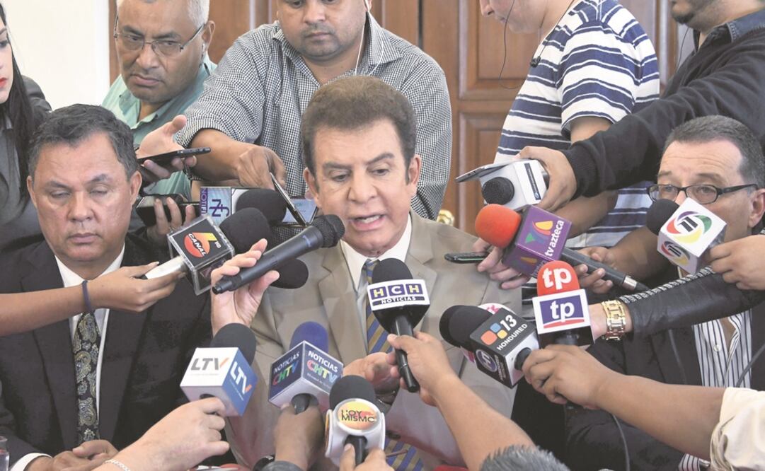 El candidato opositor Salvador Na sralla anunció que se retira de la política para seguir en la televisión. (ORLANDO SIERRA. AFP)