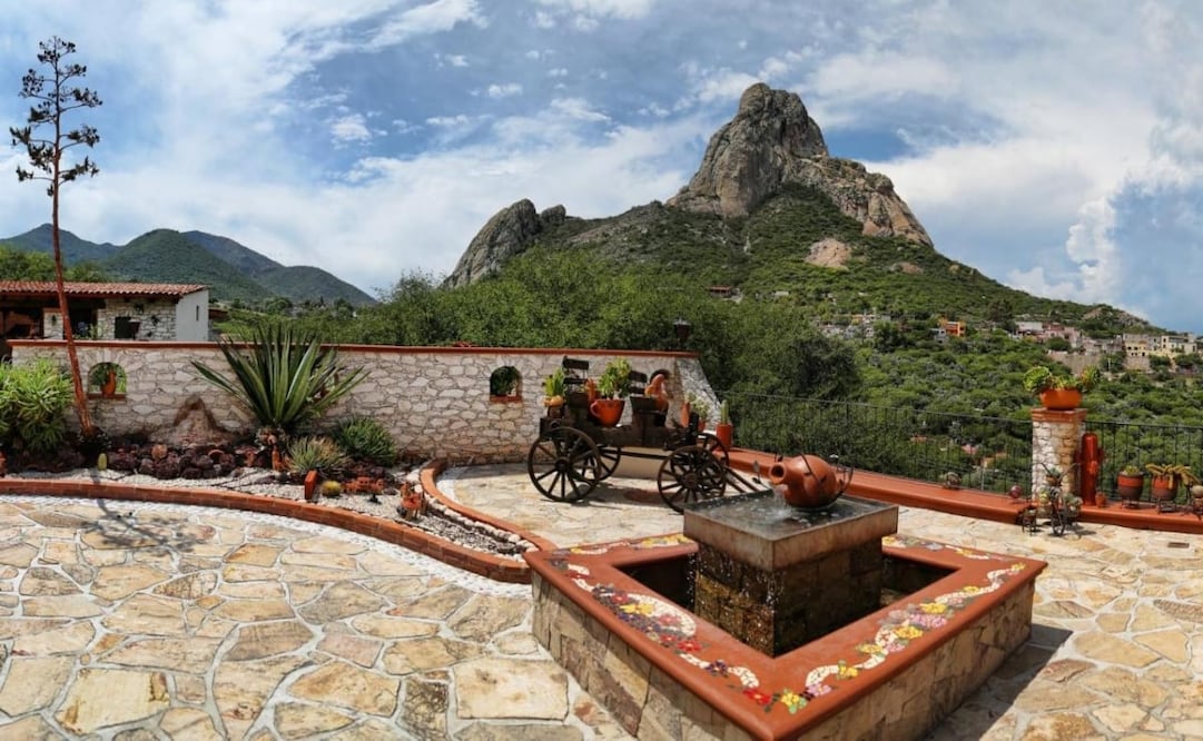 El hotel El Cantar del Viento ofrece vistas a la Peña de Bernal desde todas sus habitaciones. Foto: El Cantar del Viento