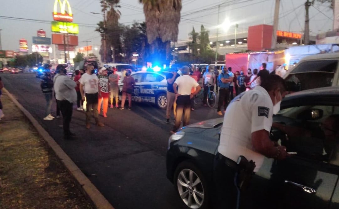 El cierre de la vialidad en los carriles centrales y laterales ocasiona problemas a la circulación en el sentido hacia la zona centro del municipio. Foto: Especial