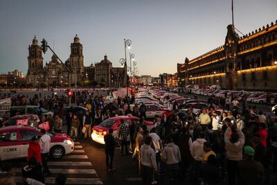Taxistas protestan contra servicio mediante aplicaciones