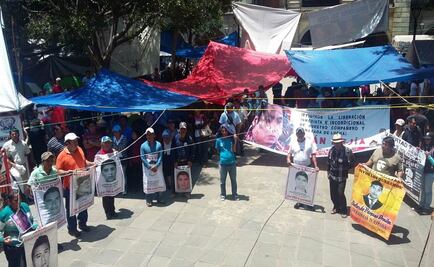CNTE y padres de los 43 marchan en Oaxaca