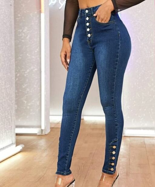 Yanet García regresa los jeans de botones a la cintura