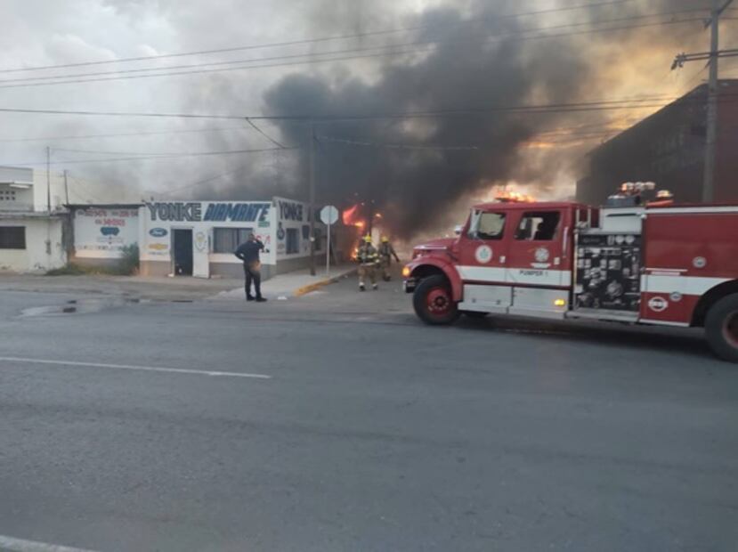 Incendian cinco deshuesaderos de autos de manera intencional en Ciudad Juárez