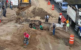 Se cumplen cuatro días de cierre en Avenida Primero de Mayo, en Naucalpan; realizan reparación de tubería de agua potable