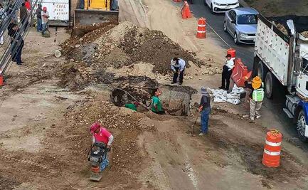 Se cumplen cuatro días de cierre en Avenida Primero de Mayo, en Naucalpan; realizan reparación de tubería de agua potable