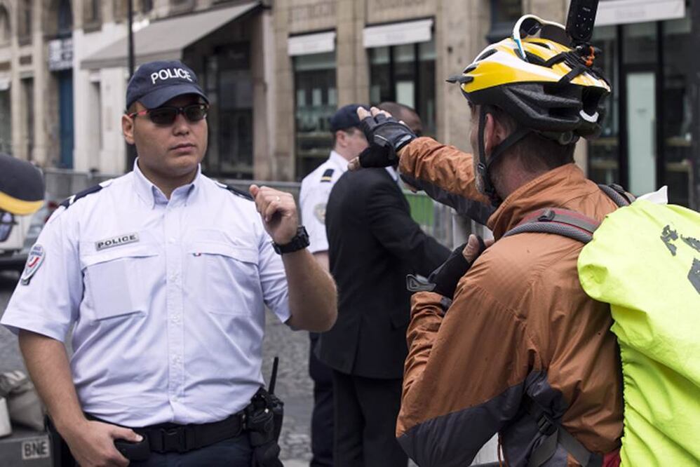 Cientos de personas se reúnen cada año en la plaza de la Concordia y los Campos Elíseos para asistir a la última etapa del Tour de Francia (EFE)