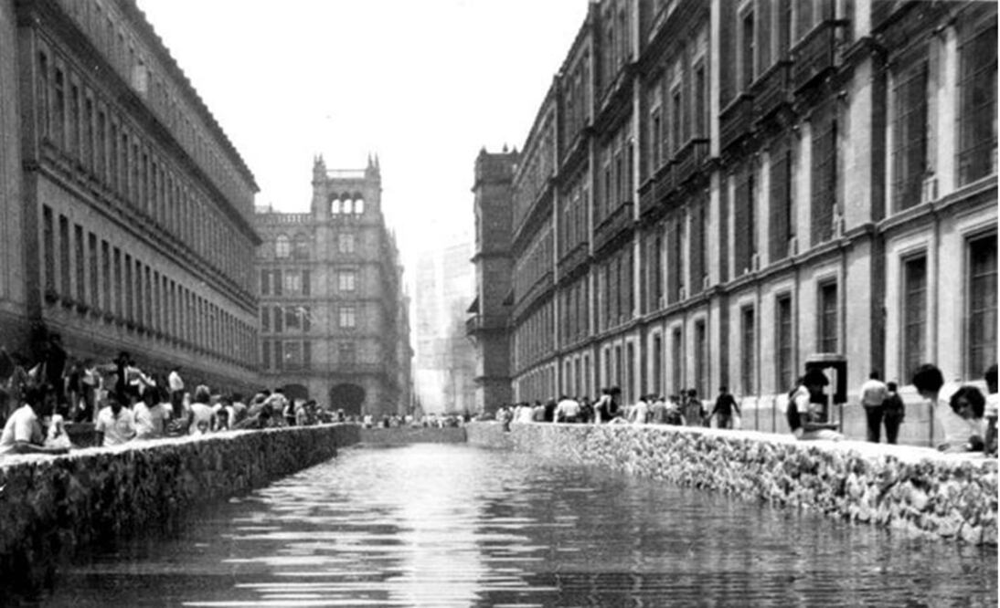 When canoes traveled through the canals of Mexico City