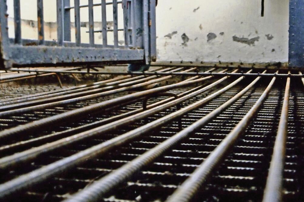 Para evitar evasiones, en el piso de las celdas de El Altiplano se colocaron varillas de acero que se cruzan cada 10 centímetros (ARCHIVO EL UNIVERSAL)