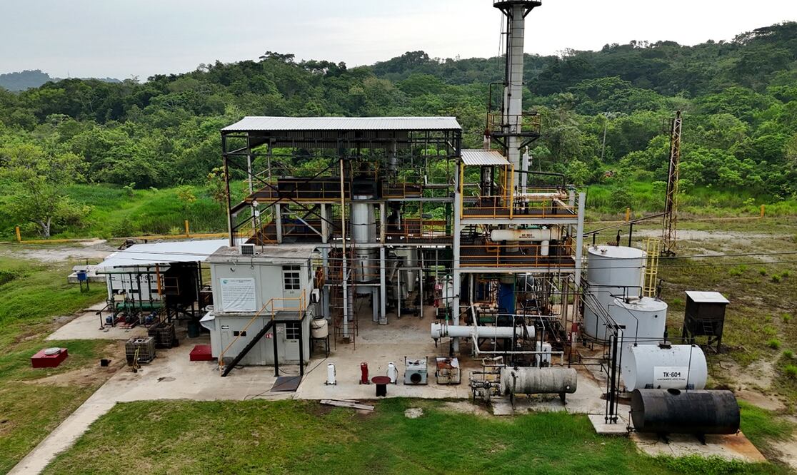 Imagen de la minirefinería de huachicol ubicada a las afueras de Coatzacoalcos, Veracruz, el 24 de junio de 2025, que operaba con fachada de una planta de tratamiento de residuos industriales denominada Ecorenovable. Foto: Diego Prado/EL UNIVERSAL