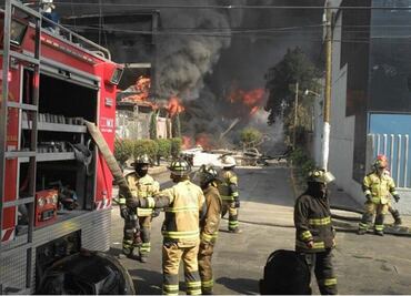 Controlan incendio de fábrica en San Bartolo Tenayuca