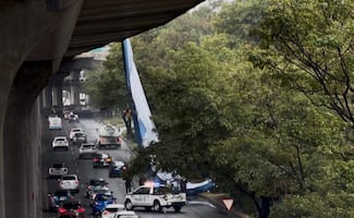 Lluvias en CDMX: cae lona en pleno segundo piso de Periférico Sur; árbol se desploma en calles de colonia Ciudad de los Deportes
