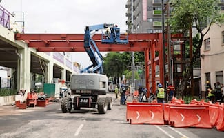 Instalan puente para acceder a Parque Elevado
