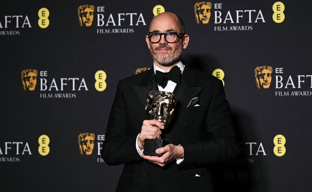 El director alemán Edward Berger posa con el premio a la mejor película por "Cónclave" en los BAFTA. Foto: JUSTIN TALLIS / AFP.