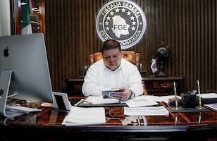 Exfiscal de Chihuahua podría enfrentar cargos por traición a la patria: Morena; unidad creada por Maru Campos viola la Constitución, dicen