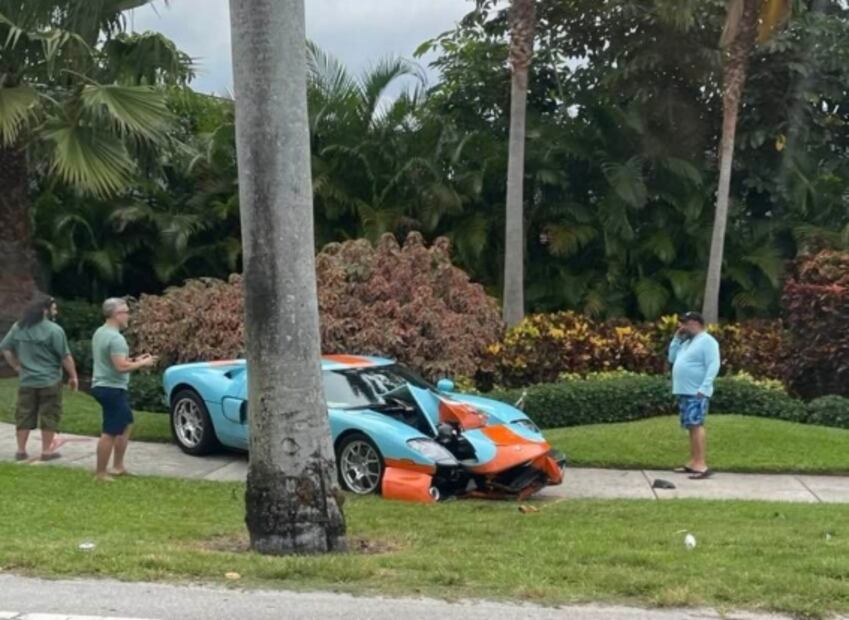 Choca su Ford GT de 14 millones por no saber manejar manual
