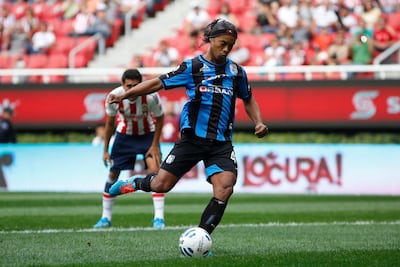 Con Ronaldinho, Querétaro venció a Chivas