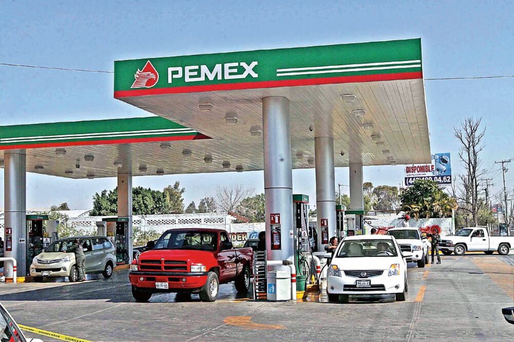 La autoridad tendrá baja la lupa no sólo a los grupos gasolineros, sino a Pemex, ya que es el agente económico que más incumple las resoluciones (ARCHIVO EL UNIVERSAL)