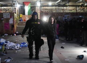 Desalojo de manifestantes propalestinos en la UCLA dejó 132 detenidos