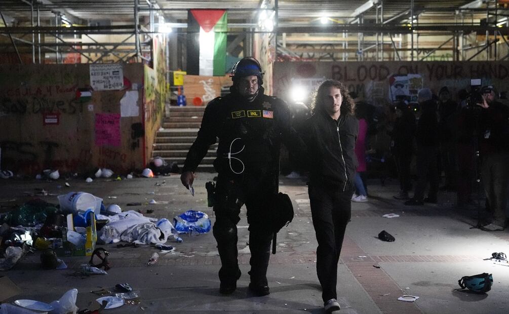 El desalojo de manifestantes en la Universidad de California en Los Ángeles (UCLA) dejó 132 detenidos, informaron las autoridades. Foto: AP