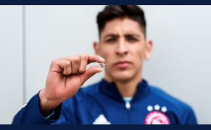 Edson Álvarez y el Ajax funden trofeo de campeón para repartirlo a su afición