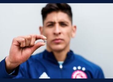 Edson Álvarez y el Ajax funden trofeo de campeón para repartirlo a su afición