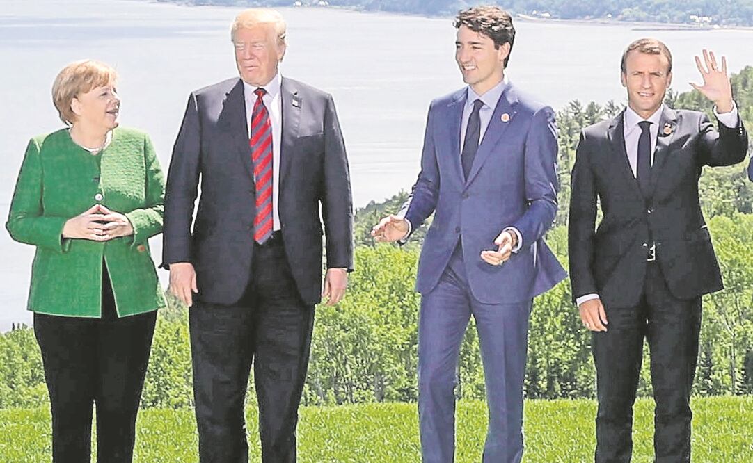 La canciller alemana, Angela Merkel; el presidente de EU, Donald Trump; el premier canadiense, Justin Trudeau, y el mandatario francés, Emmanuel Macron, en la foto de la cumbre del G-7, ayer, en La Malbaie, Québec. (YVES HERMAN. REUTERS)