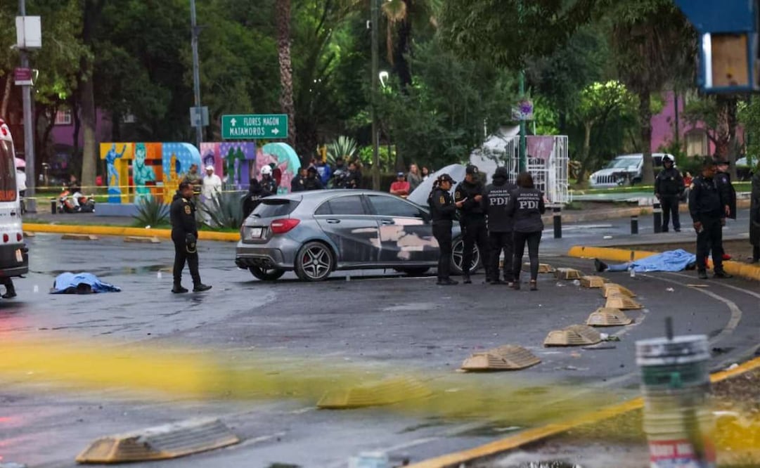 Asesinan a tiros a dos hombres y dejan herido a otro en Paseo de la Reforma; agresores escapan en motocicleta. Foto: Luis Camacho / EL UNIVERSAL