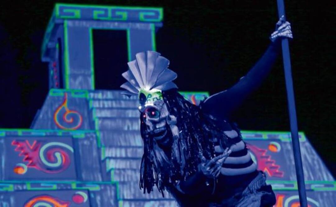 People travel in “trajineras” to listen to the legend of the Weeping Woman that mourns her children. In the image one of the dancers performs his choreography – Photo: Cristopher Rogel Blanquet