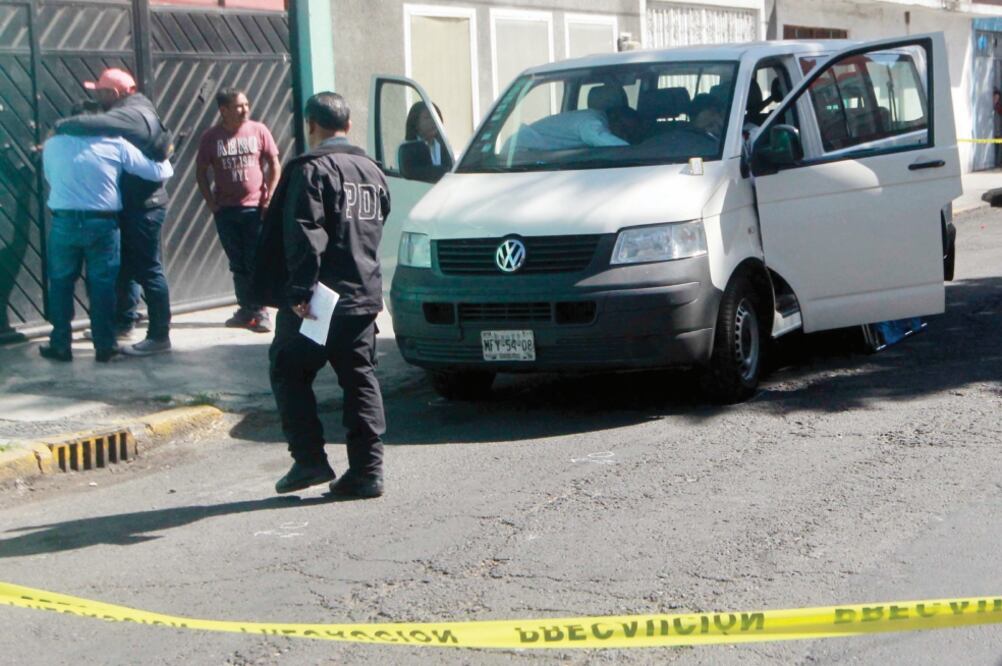 Vecinos reportaron que dentro de una camioneta yacía un hombre lesionado, por lo que acudieron elementos de la policía a acordonar el lugar (FERNANDO RAMIREZ. EL UNIVERSAL)