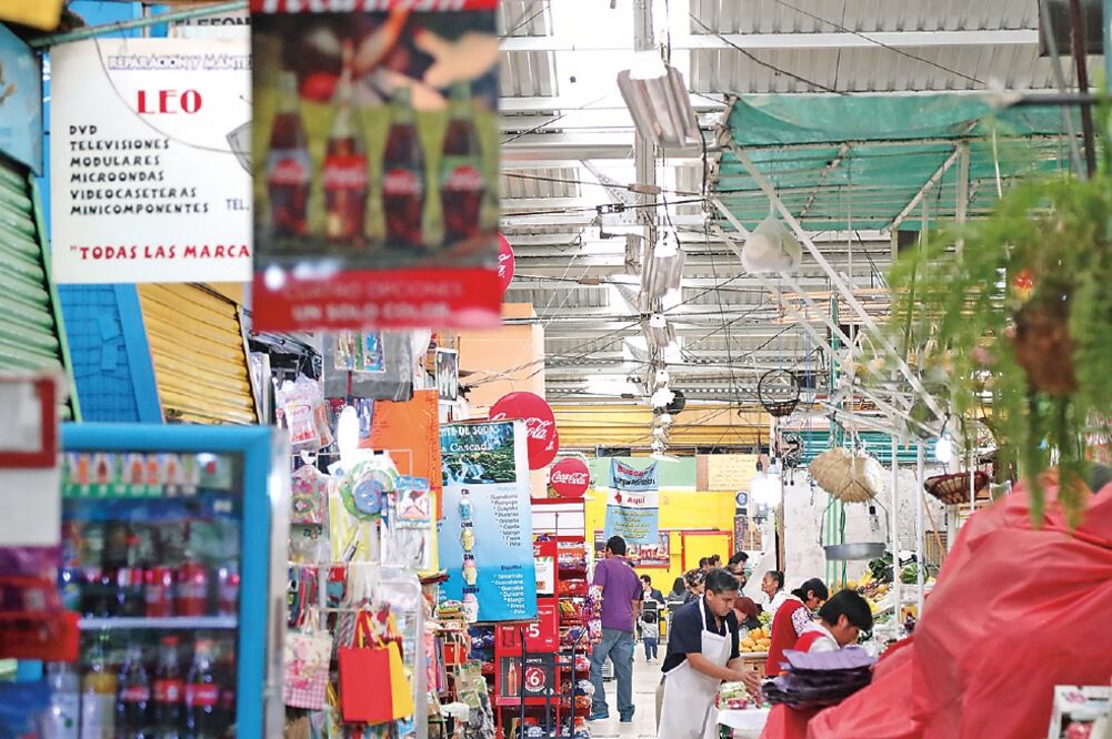 El mercado Postal, ubicado en la delegación Benito Juárez, necesita rehabilitación del drenaje y la red eléctrica (ARIEL OJEDA. EL UNIVERSAL)