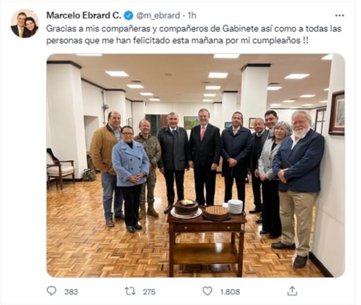 Gabinete de Seguridad parte pastel en Palacio Nacional para festejar cumpleaños de Ebrard