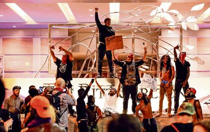 Trump elogia táctica de “detener y cachear”