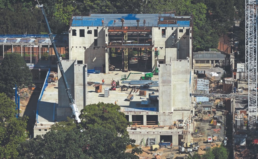 Los trabajos continúan para la construcción del salón de baile de la Casa Blanca. La Corte Suprema permitió avanzar, sin profundizar en la legalidad de la obra. Foto: Pablo Martínez Monsiváis/ AP