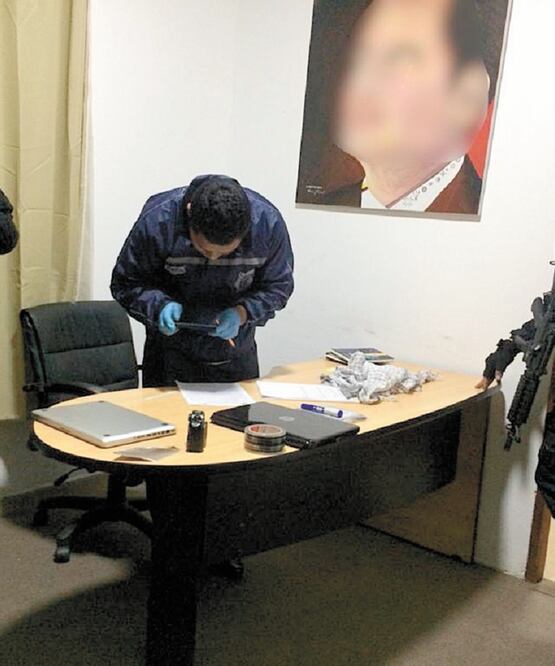 Oficiales de la Fiscalía y de la Policía Nacional allanaron anteanoche un loca l de un partido en el que se aprecia una foto del expresidente Rafael Correa. FISCALÍA GENERAL DE ECUADOR