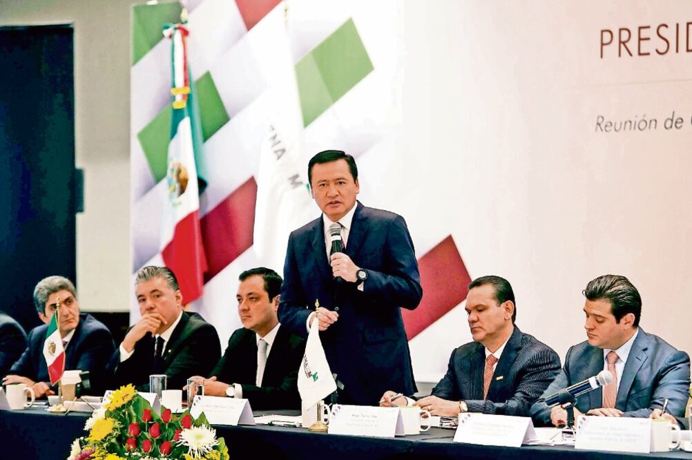 Ante presidentes municipales en funciones y electos, el secretario de Gobernación, Miguel Ángel Osorio Chong, pidió utilizar todas las instancias del diálogo para resolver diferencias (ESPECIAL)