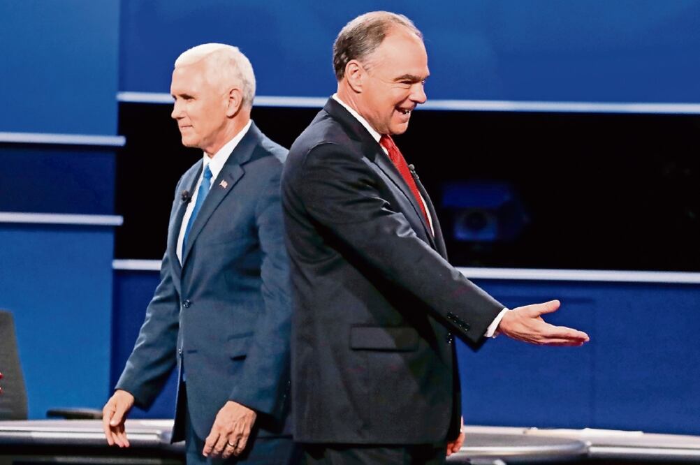 El candidato republicano a vicepresidente de EU, Mike Pence (izq.) y el nominado demócrata, Tim Kaine, durante el debate del martes (DAVID GOLDMAN. AP)