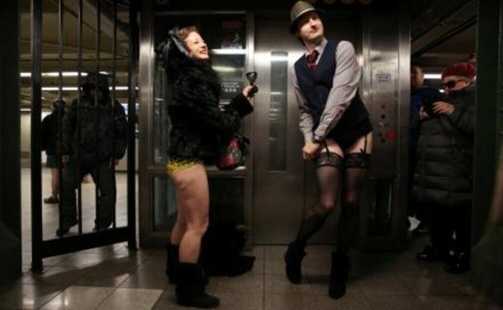 Frío y diversión en el día sin pantalones en el metro de Nueva York