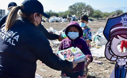 Policías donan regalos y despensas a hijos de pepenadores en Tamaulipas
