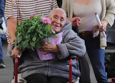 Abuelita celebra sus 100 años en la Feria de Las Flores; reconocen su labor como comerciante