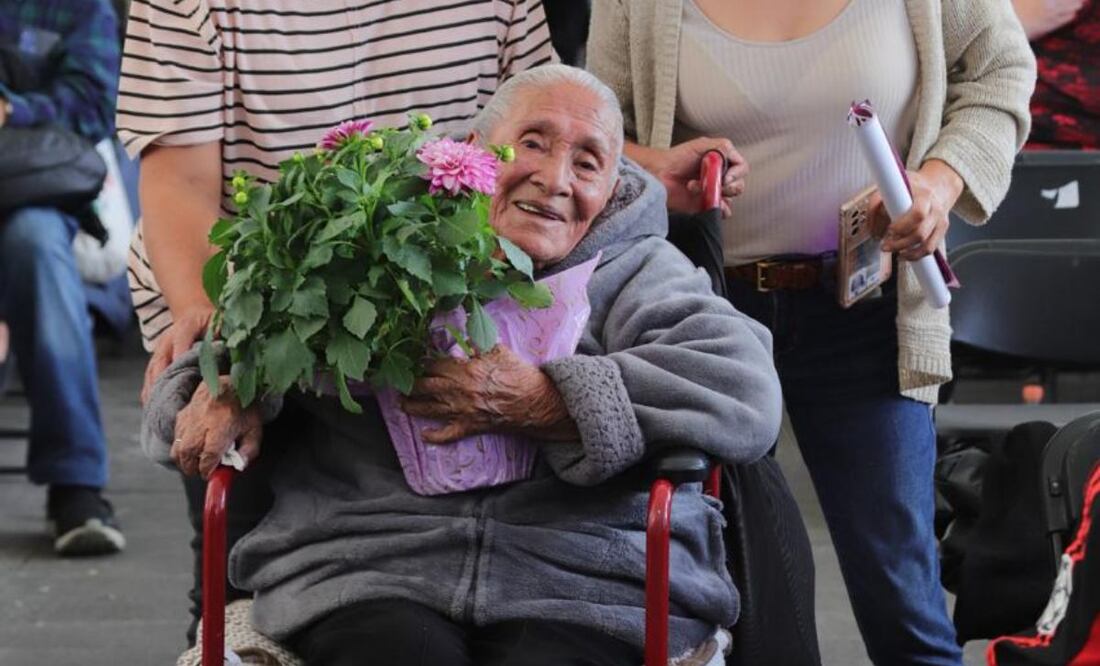 Abuelita celebra sus 100 años en la Feria de Las Flores (13/072025). Foto: Especial