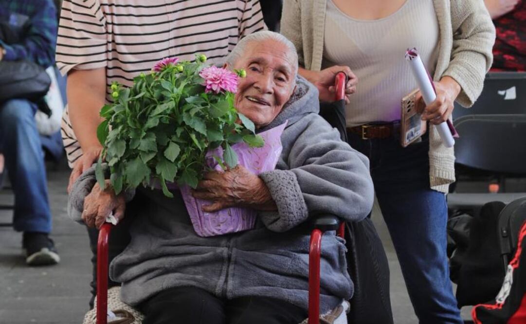 Abuelita celebra sus 100 años en la Feria de Las Flores (13/072025). Foto: Especial