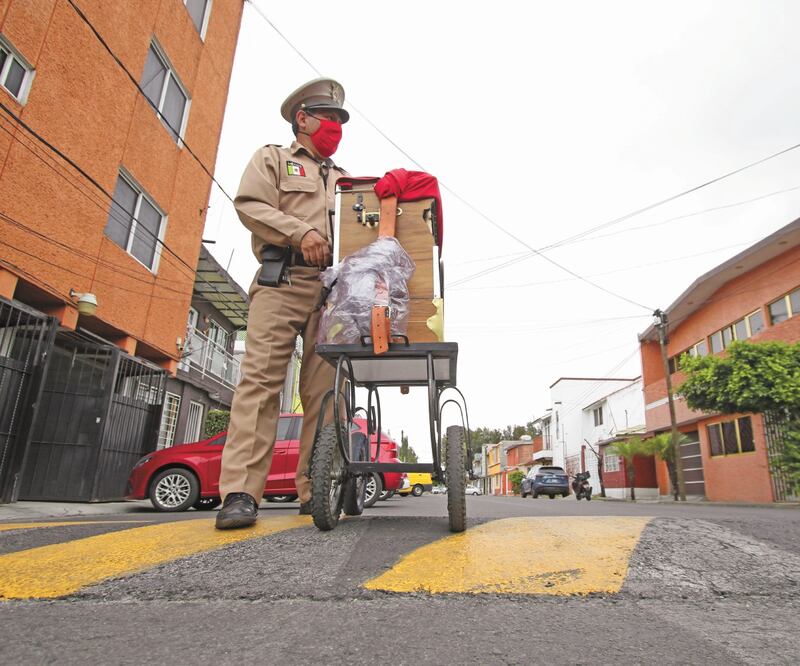 Tonadas familiares que antes se oían con mayor frecuencia en el centro de la capital del país ahora alegran las calles de San Juan de Aragón, en la GAM. Foto: CARLOS MEJÍA. EL UNIVERSAL