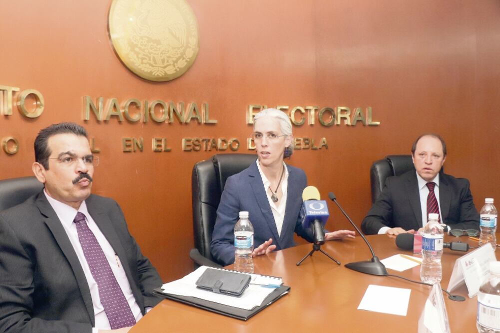Los consejeros del INE, Pamela San Martín y Marco Antonio Baños (der.), y el titular de la Junta Local, Joaquín Rubio, pidieron a los partidos políticos convencer a poblanos con ideas, no con violencia y dádivas. Foto: OMAR CONTRERAS. EL UNIVERSAL