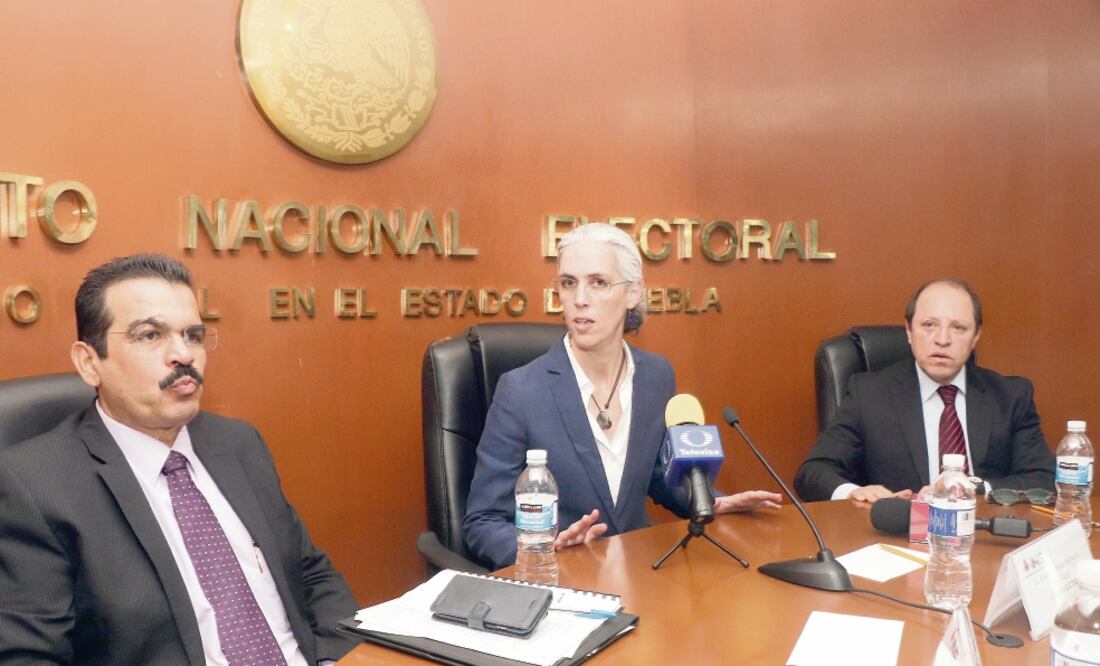 Los consejeros del INE, Pamela San Martín y Marco Antonio Baños (der.), y el titular de la Junta Local, Joaquín Rubio, pidieron a los partidos políticos convencer a poblanos con ideas, no con violencia y dádivas. Foto: OMAR CONTRERAS. EL UNIVERSAL