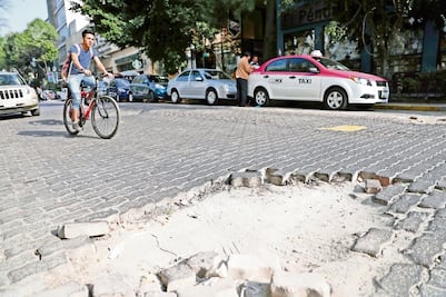 Ciclistas también sufren por los baches de la Zona Rosa