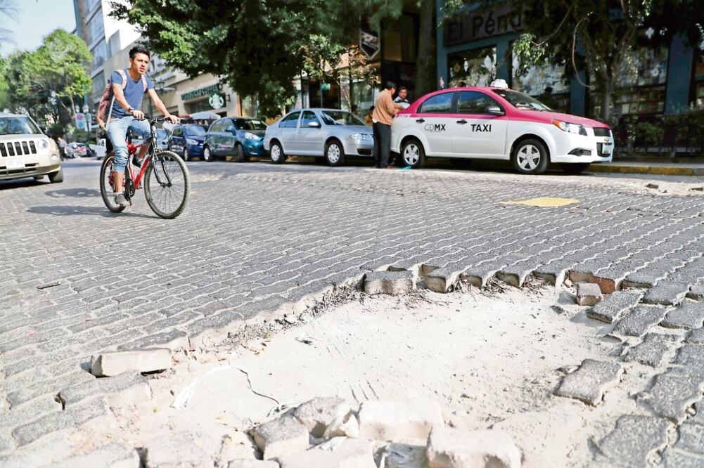 En un recorrido por calles de la Zona Rosa, este diario constató la presencia de enormes baches en Amberes y Génova, que impiden el libre tránsito de los ciclistas y ponen en riesgo su seguridad al buscar la manera de sortearlos (IVÁN STEPHENS)