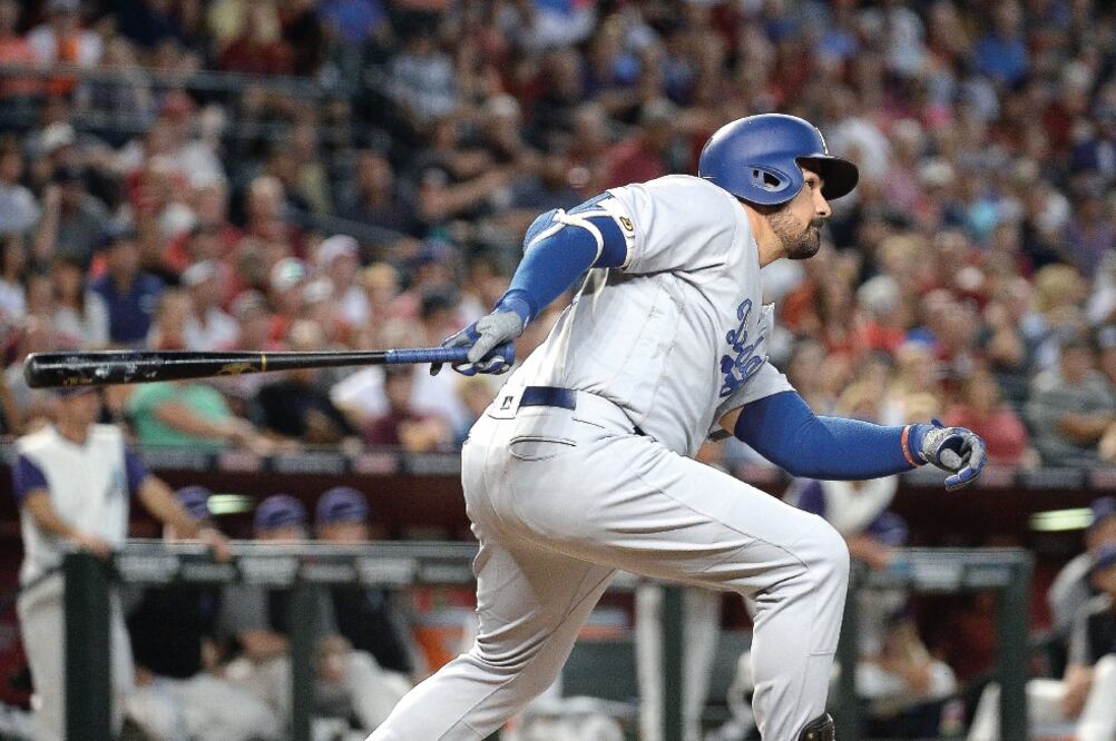 La afición podrá ver a Adrián González en juego de temporada regular. (JENNIFER STEWART. AFP)