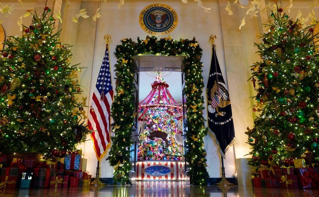 Árboles navideños lucen en el marco de la entrada del Pasillo Cruzado hacia el Salón Azul de la Casa Blanca, en Washington. Foto: AP