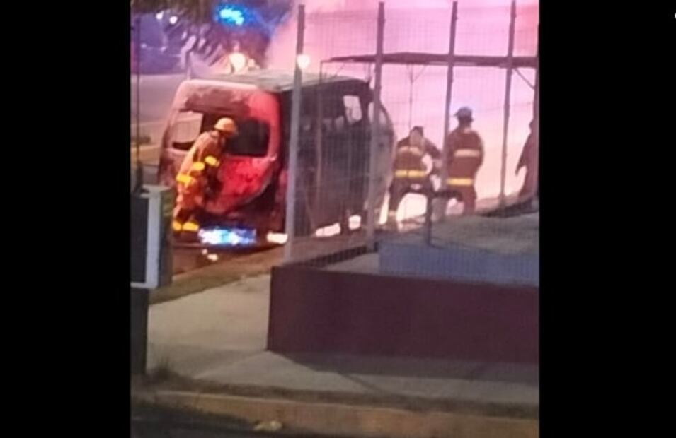 En Chicoloapan combi explota y termina envuelta en llamas: VIDEOS